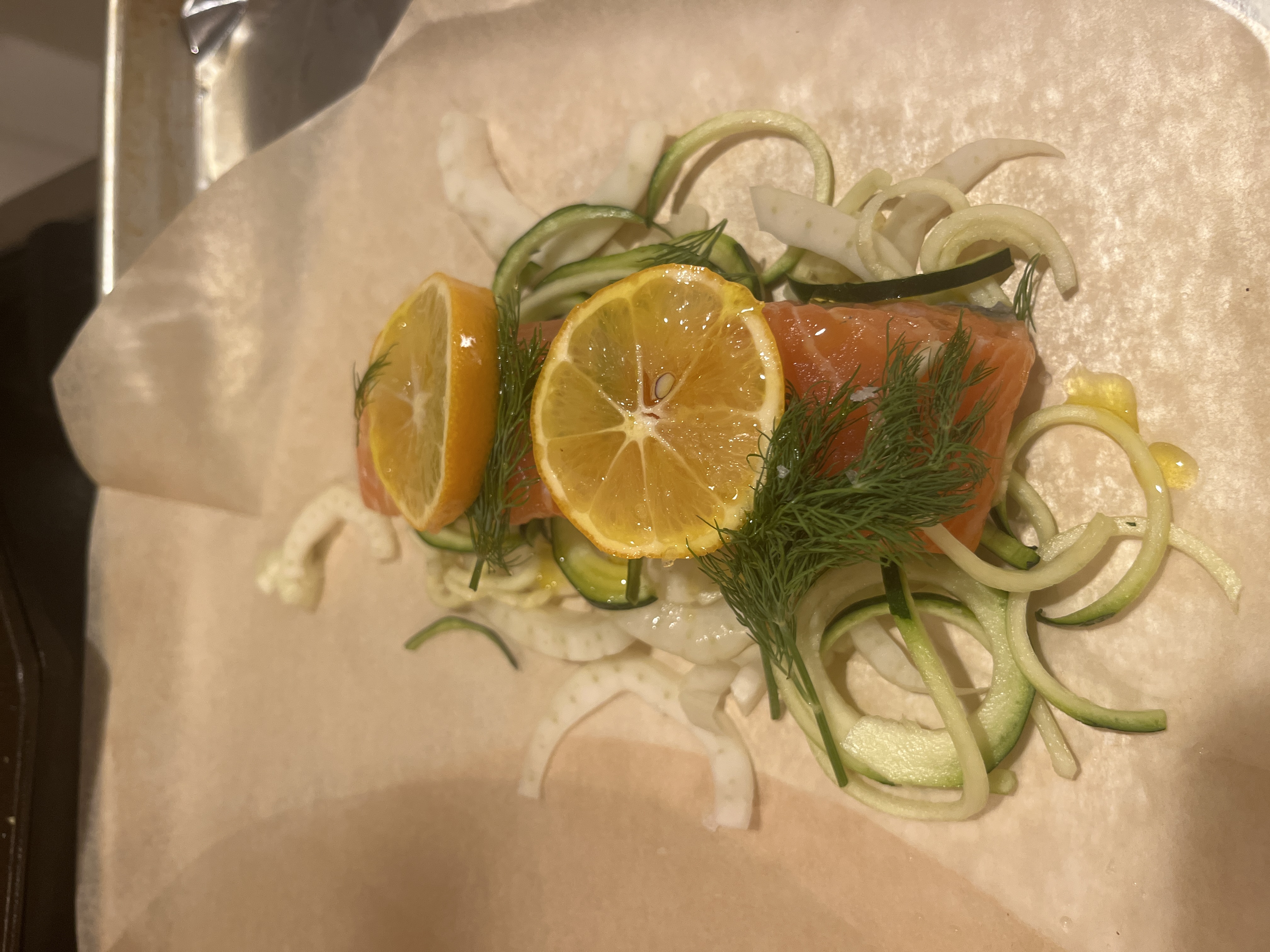 Fish en papillote with salmon, zucchini and lemon